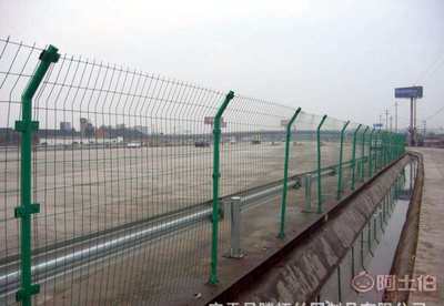 【養殖護欄網廠家小編給大家介紹下道路護欄網的工藝流程】 - 產品庫