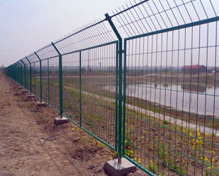 昌黎鐵絲網(wǎng)欄與框架護(hù)欄網(wǎng) 安全用品的可靠之選