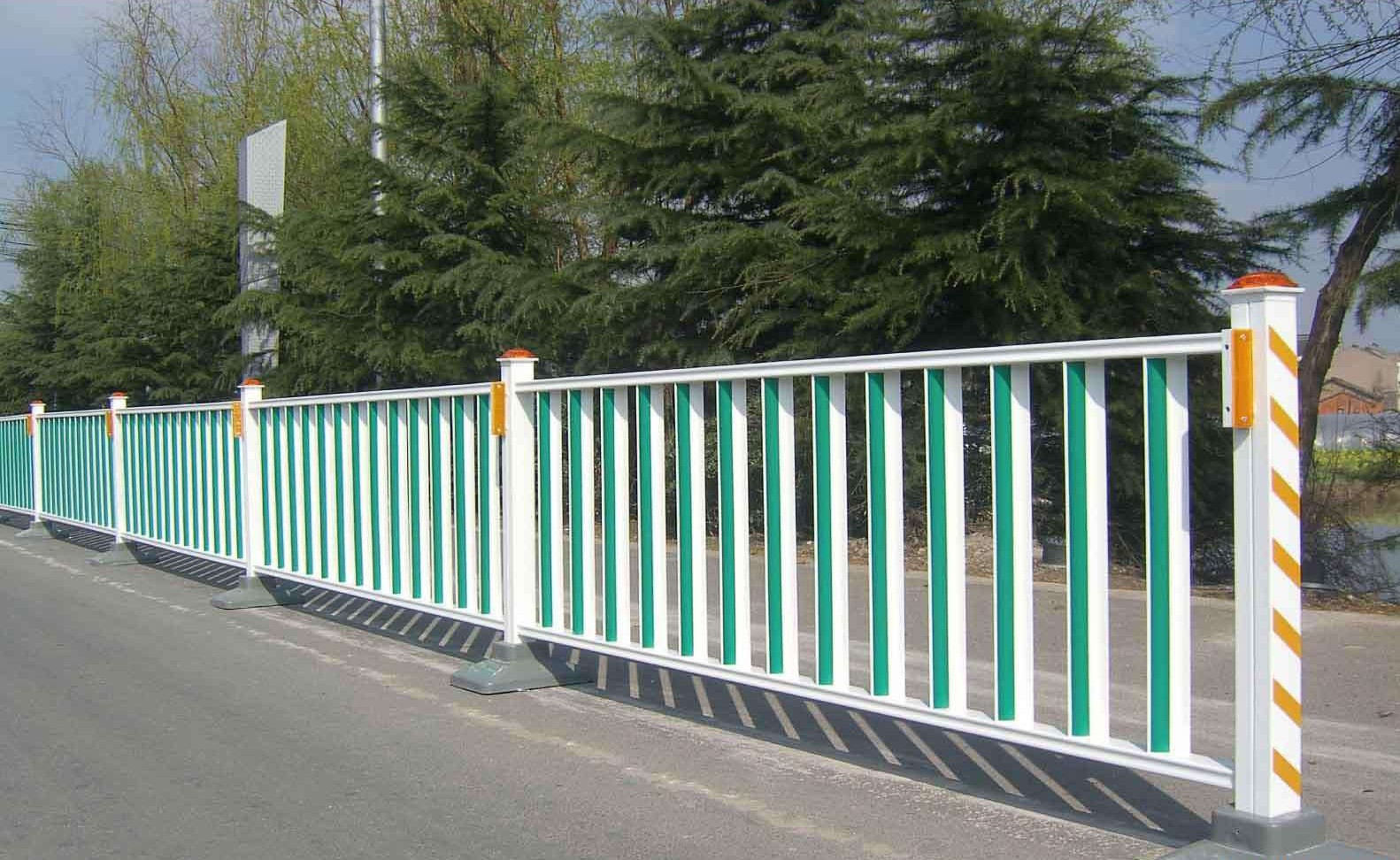 城市道路的綠色屏障 綠化帶護欄的多重功能與設計考量